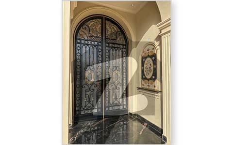 ڈی ایچ اے فیز 8 - بلاک ڈبلیو فیز 8,ڈیفنس (ڈی ایچ اے),لاہور میں 5 کمروں کا 1 کنال مکان 9.25 کروڑ میں برائے فروخت۔