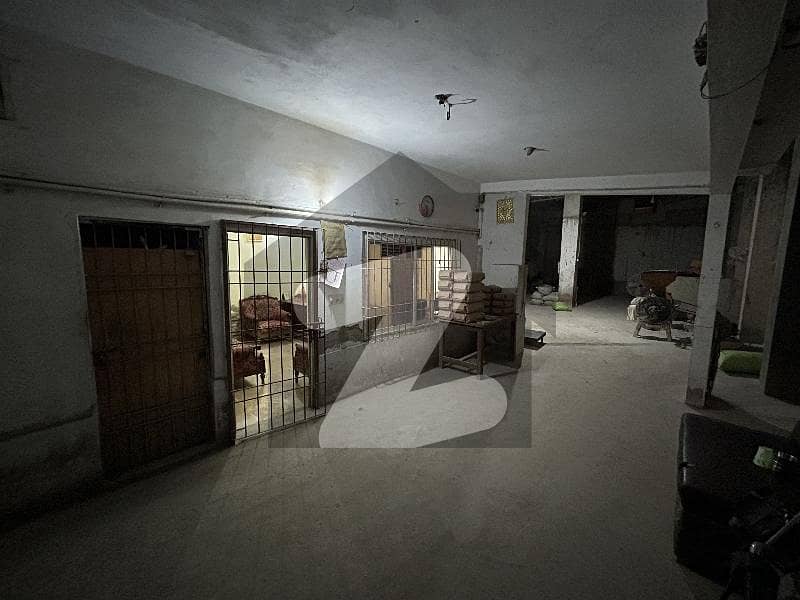 Prime Retail Space Commercial Shop On 200 Feet Road, Featuring 1 Room And Expansive Hallway Prime Retail Space Commercial Shop On 200 Feet Road, Featuring 1 Room And Expansive Hallway