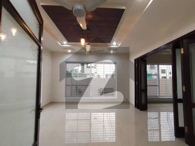 ONE KANAL BEAUTIFULL HOUSE AVALIABLE FOR RENT IN DHA DEFANCE DOUBLE UNIT