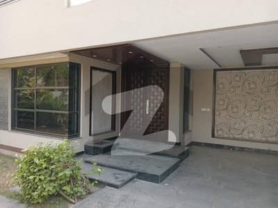 KANAL ELEGANT MEDERN DESIGN RENOVATED UPPER PORTION FOR SMALL FAMILY