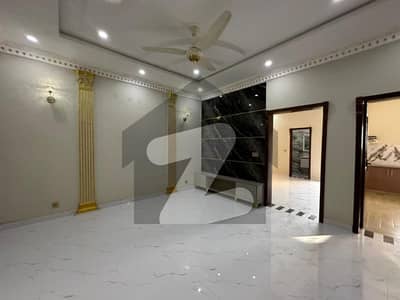 لیک سٹی رائیونڈ روڈ,لاہور میں 4 کمروں کا 5 مرلہ مکان 2.9 کروڑ میں برائے فروخت۔