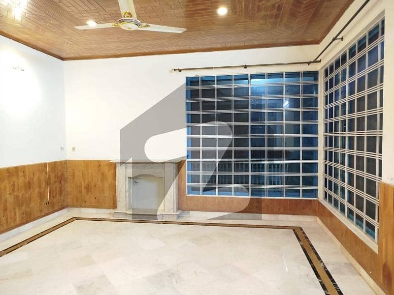 ایف ۔ 11 اسلام آباد میں 3 کمروں کا 1 کنال بالائی پورشن 1.8 لاکھ میں کرایہ پر دستیاب ہے۔