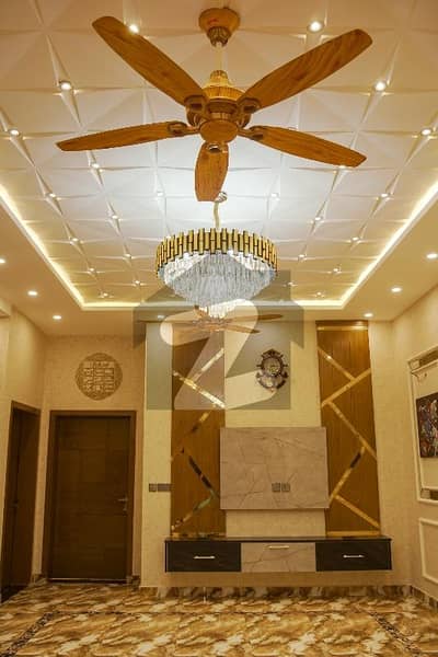 ایل ڈی اے ایوینیو ۔ بلاک جے ایل ڈی اے ایوینیو,لاہور میں 5 کمروں کا 10 مرلہ مکان 4.3 کروڑ میں برائے فروخت۔