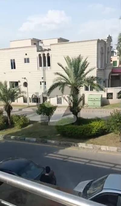 بحریہ ٹاؤن فیز 3 بحریہ ٹاؤن راولپنڈی,راولپنڈی میں 8 کمروں کا 1 کنال مکان 7.5 کروڑ میں برائے فروخت۔