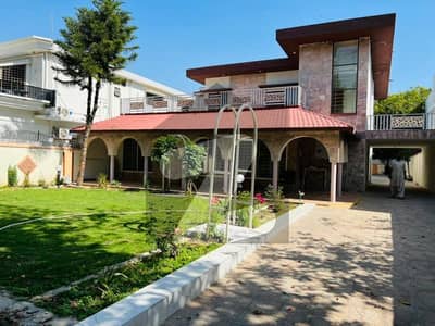 ایف ۔ 6 اسلام آباد میں 5 کمروں کا 1 کنال مکان 10.0 لاکھ میں کرایہ پر دستیاب ہے۔