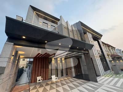 واپڈا ٹاؤن لاہور میں 6 کمروں کا 1 کنال مکان 4.25 لاکھ میں کرایہ پر دستیاب ہے۔ واپڈا ٹاؤن لاہور میں 6 کمروں کا 1 کنال مکان 4.25 لاکھ میں کرایہ پر دستیاب ہے۔