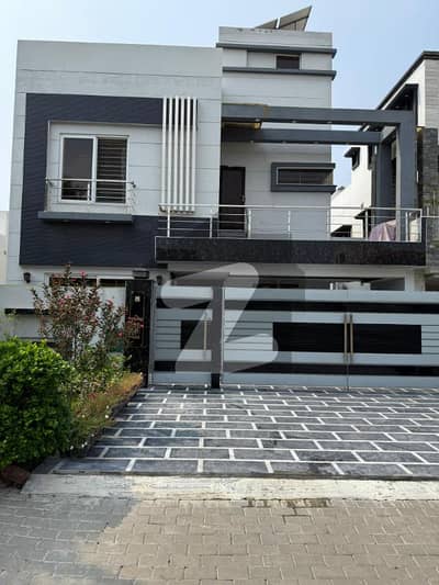 I SELL 10MARLA HOUSE IN BAHRIA ORCHARD PHASE FOR MORE PICS PLEASE CONTACT ME