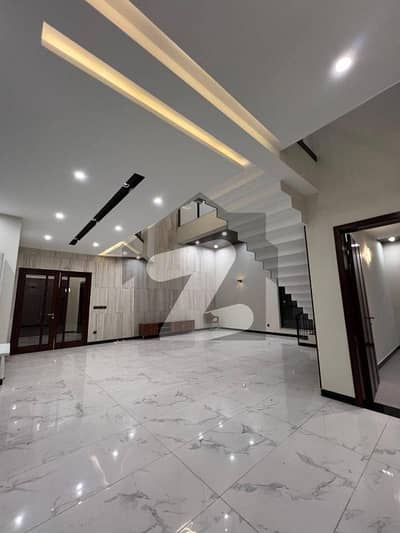 KDA SCHEME 1 CENTER IN KHI 300 YARDS INDEPENDANT HOUSE READY TO OVE