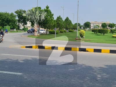 ڈی ایچ اے فیز 8 - بلاک ایکس فیز 8,ڈیفنس (ڈی ایچ اے),لاہور میں 2 کنال رہائشی پلاٹ 7.7 کروڑ میں برائے فروخت۔