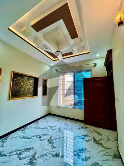 آئی ۔ 14 اسلام آباد میں 5 کمروں کا 6 مرلہ مکان 2.7 کروڑ میں برائے فروخت۔