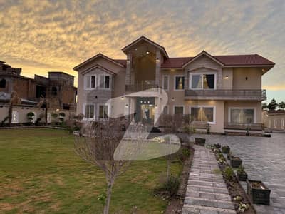 A BLOCK 5 KANAL FARM HOUSE SOUTH FACE FULLY FURNISHED HEIGHTED LOCATION