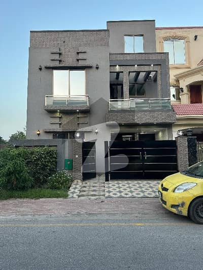 بحریہ ٹاؤن سیکٹر ای بحریہ ٹاؤن,لاہور میں 3 کمروں کا 5 مرلہ مکان 1.75 کروڑ میں برائے فروخت۔