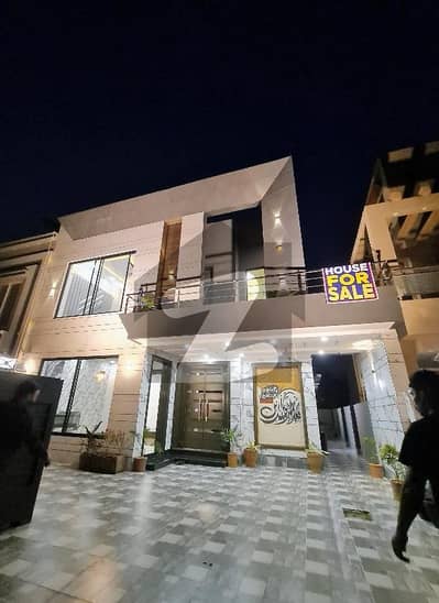 بحریہ ٹاؤن چمبیلی بلاک بحریہ ٹاؤن سیکٹر سی,بحریہ ٹاؤن,لاہور میں 5 کمروں کا 10 مرلہ مکان 3.3 کروڑ میں برائے فروخت۔