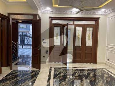 ٹاپ سٹی 1 - بلاک ڈی ٹاپ سٹی 1,اسلام آباد میں 5 کمروں کا 10 مرلہ مکان 3.65 کروڑ میں برائے فروخت۔