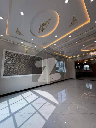 9 MARLA HOUSE AVAILABLE FOR RENT