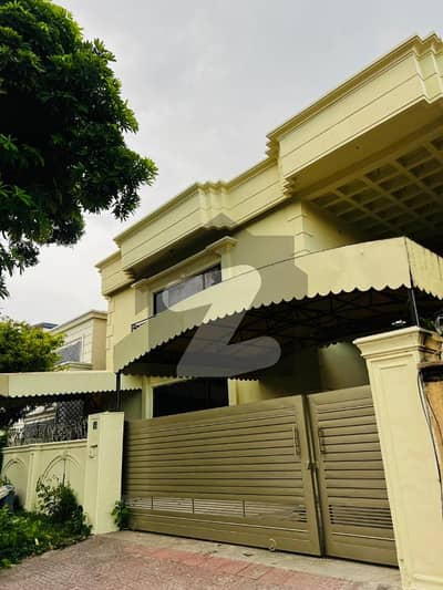 1 Kanal Triple Story Full House For Rent E11 Islamabad