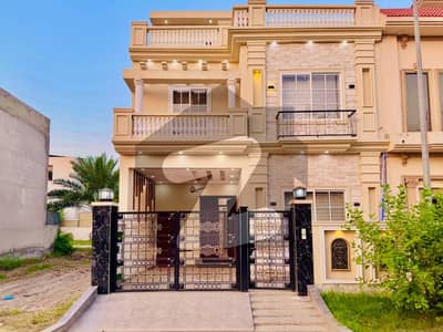 سٹی ہاؤسنگ سوسائٹی گوجرانوالہ میں 4 کمروں کا 5 مرلہ مکان 1.75 کروڑ میں برائے فروخت۔