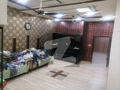 خیابانِ گارڈنز فیصل آباد میں 6 کمروں کا 9 مرلہ مکان 3.0 کروڑ میں برائے فروخت۔