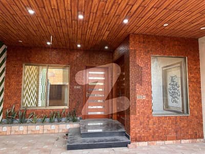 خیابانِ گارڈنز فیصل آباد میں 5 کمروں کا 11 مرلہ مکان 4.25 کروڑ میں برائے فروخت۔