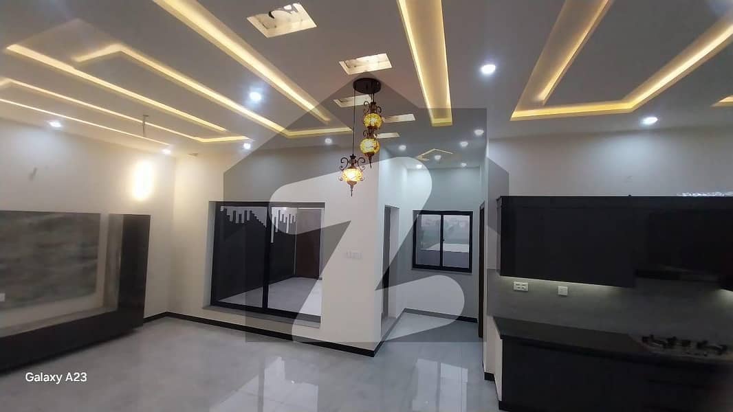 ڈیوائن انکلیو کینال روڈ,فیصل آباد میں 4 کمروں کا 8 مرلہ مکان 4.25 کروڑ میں برائے فروخت۔