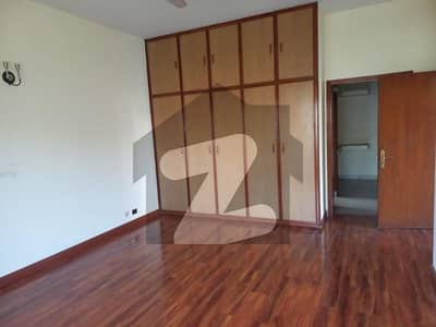 1 KANAL BEAUTIFUL UPPER PORTION AVAILABLE FOR RENT On VERY Hot Location Of DHA PHASE 1