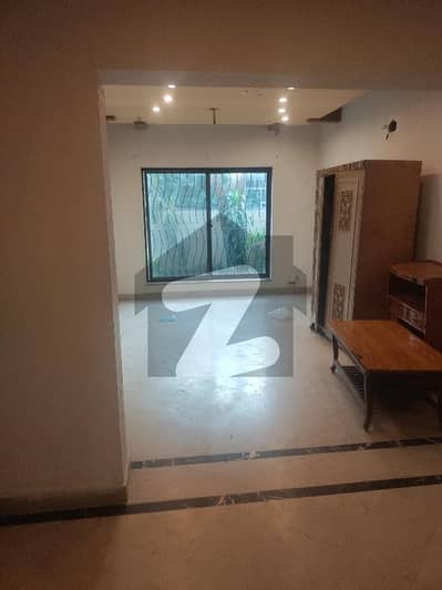 10 Marla Full House Available For Rent