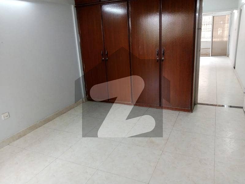 کلفٹن ۔ بلاک 7 کلفٹن,کراچی میں 3 کمروں کا 7 مرلہ فلیٹ 2.5 کروڑ میں برائے فروخت۔