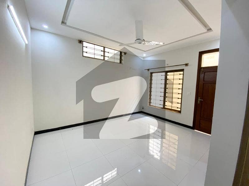 BEAUTIFUL LOCATION BASMAMENT FOR RENT