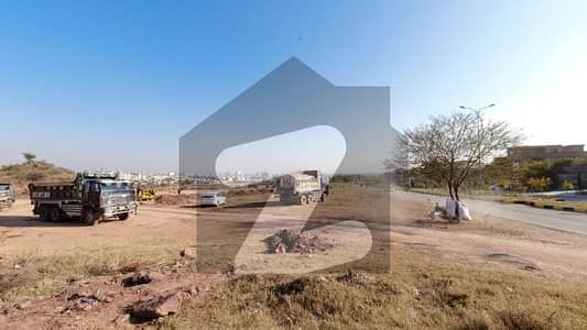 سی ۔ 14 اسلام آباد میں 1 کنال رہائشی پلاٹ 5.5 کروڑ میں برائے فروخت۔