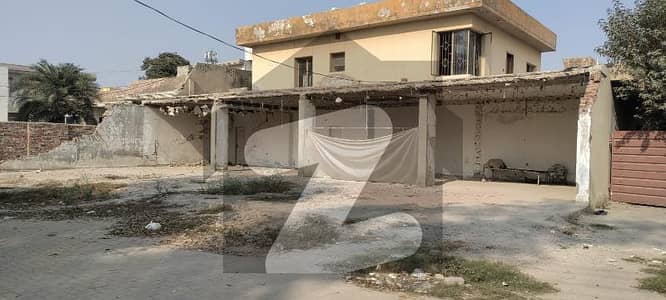 کالج روڈ لاہور میں 2 کنال کمرشل پلاٹ 13.5 کروڑ میں برائے فروخت۔