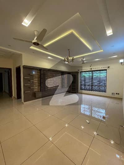 Upper portion for rent in G15 size 1 Kanal separate gate entrance water gas electricity All facilities Five options available