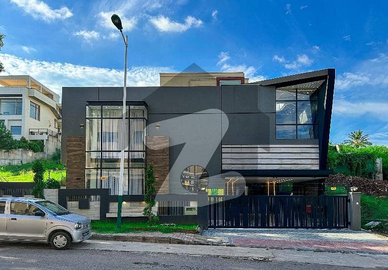 Elegant Designer Villa With Swimming Pol