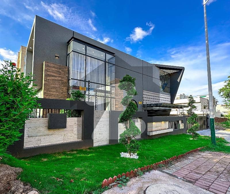 بحریہ ٹاؤن فیز 8 بحریہ ٹاؤن راولپنڈی,راولپنڈی میں 6 کمروں کا 1 کنال مکان 14.5 کروڑ میں برائے فروخت۔