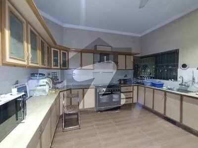 پی جی ای سی ایچ ایس فیز 1 پنجاب گورنمنٹ ایمپلائیز سوسائٹی,لاہور میں 6 کمروں کا 1 کنال مکان 5.6 کروڑ میں برائے فروخت۔