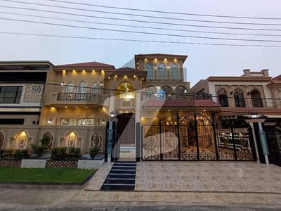 ویلینشیاء ہاؤسنگ سوسائٹی لاہور میں 7 کمروں کا 1 کنال مکان 9.0 کروڑ میں برائے فروخت۔