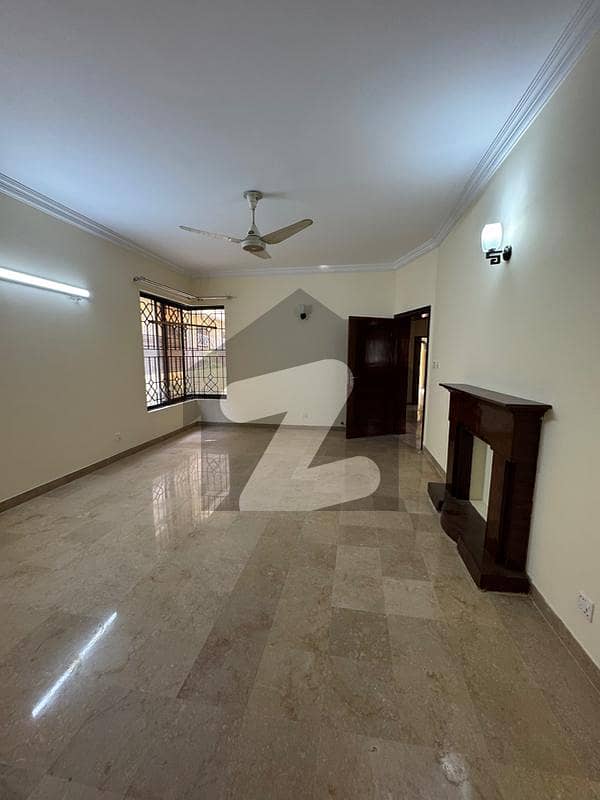 ایف ۔ 11 اسلام آباد میں 6 کمروں کا 1 کنال مکان 6.5 لاکھ میں کرایہ پر دستیاب ہے۔