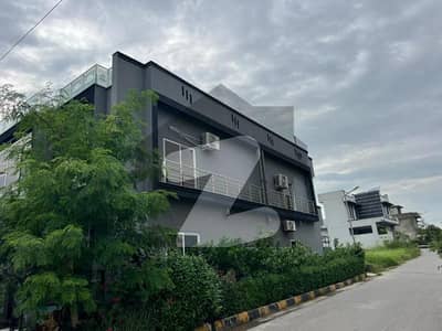 10 Marla House For sale In Rs. 30000000 Only
