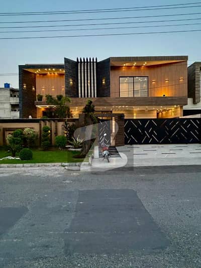 ویلینشیاء ہاؤسنگ سوسائٹی لاہور میں 5 کمروں کا 1 کنال مکان 8.95 کروڑ میں برائے فروخت۔