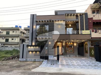 واپڈا ٹاؤن لاہور میں 5 کمروں کا 10 مرلہ مکان 4.9 کروڑ میں برائے فروخت۔