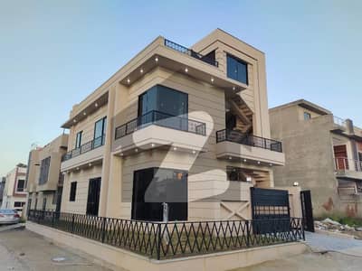 ایم پی سی ایچ ایس ۔ بلاک ایف ایم پی سی ایچ ایس ۔ ملٹی گارڈنز,بی ۔ 17,اسلام آباد میں 4 کمروں کا 5 مرلہ مکان 2.8 کروڑ میں برائے فروخت۔