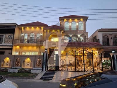 ویلینشیاء ہاؤسنگ سوسائٹی لاہور میں 6 کمروں کا 1 کنال مکان 9.5 کروڑ میں برائے فروخت۔
