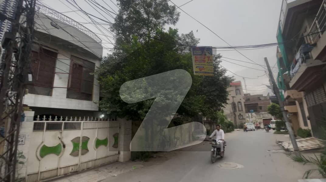 8.25 MARLA OLD HOUSE AVAILABLE FOR SALE 8.25 MARLA OLD HOUSE AVAILABLE FOR SALE