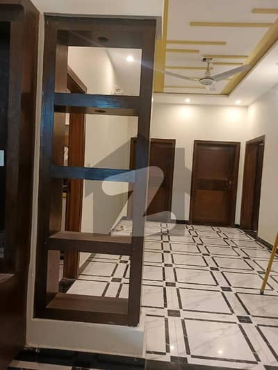 1 KANAL BEAUTIFUL UPPER PORTION AVAILABLE FOR RENT IN KHYABAN E AMIN