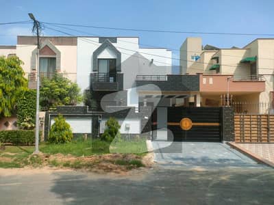 10 MARLA LOWER LOCK UPPER FLOOR FOR RENT NEAR UCP ROAD LAHORE.