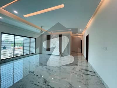 12 MARLA FACING RING ROAD 4 BEDROOM APARTMENT AVAILABLE FOR RENT