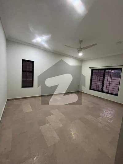 ای ۔ 11 اسلام آباد میں 8 کمروں کا 1 کنال مکان 4.2 لاکھ میں کرایہ پر دستیاب ہے۔