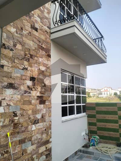 جی ۔ 13 اسلام آباد میں 6 کمروں کا 14 مرلہ مکان 12.0 کروڑ میں برائے فروخت۔