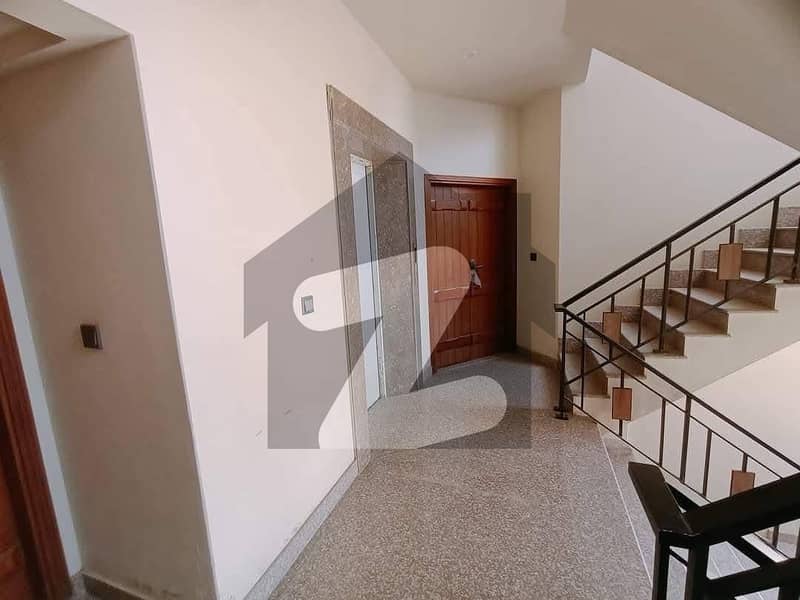 ڈی ایچ اے فیز 8 ڈی ایچ اے ڈیفینس,کراچی میں 3 کمروں کا 8 مرلہ فلیٹ 1.65 لاکھ میں کرایہ پر دستیاب ہے۔