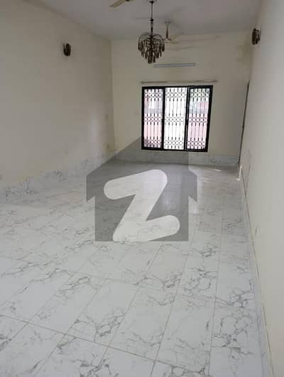 کینٹ لاہور میں 4 کمروں کا 13 مرلہ مکان 2.0 لاکھ میں کرایہ پر دستیاب ہے۔