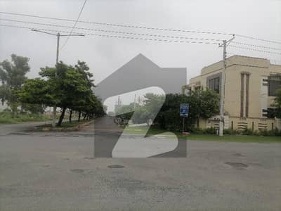 واپڈا سٹی فیصل آباد میں 1 کنال رہائشی پلاٹ 3.05 کروڑ میں برائے فروخت۔